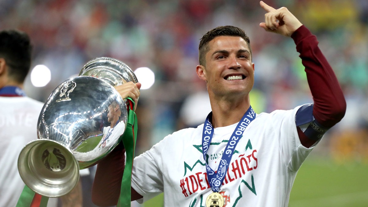 Cristiano Ronaldo – cầu thủ ghi nhiều bàn thắng nhất thế giới.